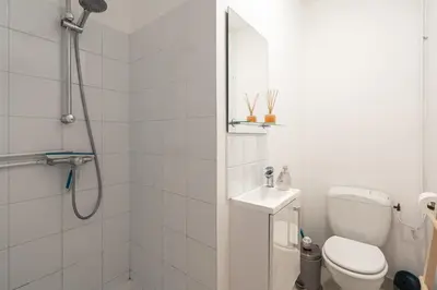 Salle de bains dans l'établissement Casa Lyon Cosy 1 Br Flat Part Dieu