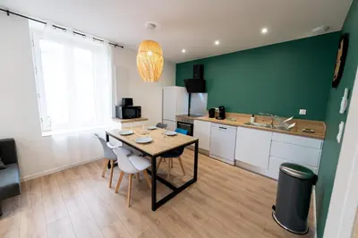 Cuisine ou kitchenette dans l'établissement KASA ZEN - Climatisation - Tout équipé - Stationnement gratuit