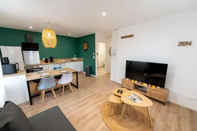 Cuisine ou kitchenette dans l'établissement KASA ZEN - Climatisation - Tout équipé - Stationnement gratuit