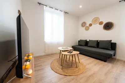 Télévision ou salle de divertissement dans l'établissement KASA ZEN - Climatisation - Tout équipé - Stationnement gratuit
