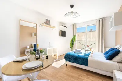 Coin salon dans l'établissement BnGo I Le Cosy I 2 personnes, Gare Perrache, Place Bellecour, Hypercentre Lyon