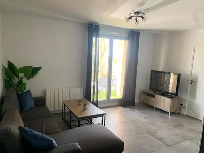 Télévision ou salle de divertissement dans l'établissement Appartement Les Hauts du Beaujolais