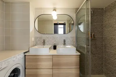 Salle de bains dans l'établissement DIFY Mazenod - Prefecture