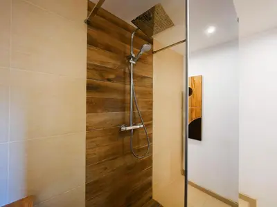 Salle de bains dans l'établissement Gite de la Source-maison climatisée
