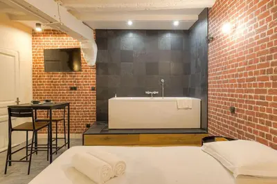 Un ou plusieurs lits dans un hébergement de l'établissement Industrial-style studio with bathtub, Vieux-Lyon