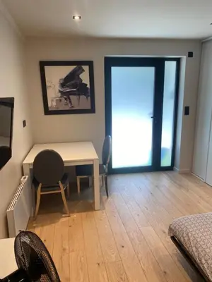 Coin salon dans l'établissement Studio équipé en rez de jardin