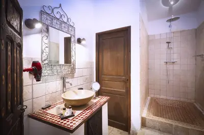 Salle de bains dans l'établissement Le Clos Des Anges