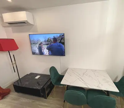 Télévision ou salle de divertissement dans l'établissement T1/ terrasse /proche centre Lyon