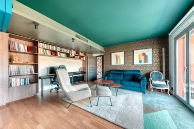 Bibliothèque dans l'appartement