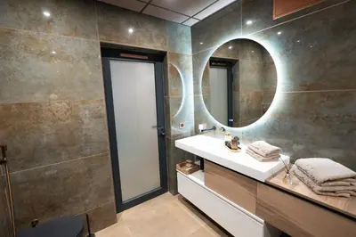 Salle de bains dans l'établissement CARACALLA PRIVE - Chambres d'hôtes avec Piscine, Jaccuzi et Hammam privatifs