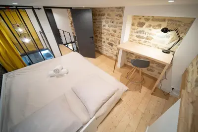 Un ou plusieurs lits dans un hébergement de l'établissement Spacious Loft in La Guillotière 2 Bedrooms Lyon 7