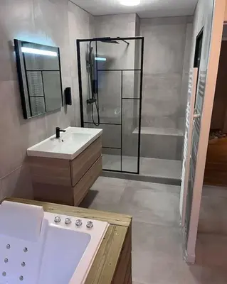 Salle de bains dans l'établissement appartement avec jaccuzzi 15 min du centre de lyon