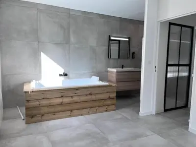 Salle de bains dans l'établissement appartement avec jaccuzzi 15 min du centre de lyon