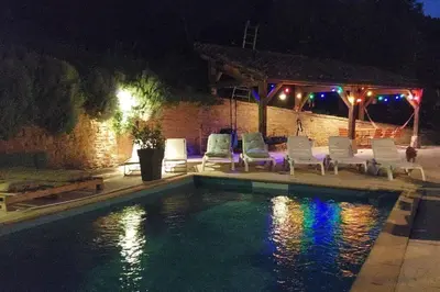 Piscine de l'établissement Chambre avec cuisine, vue et piscine privée au cœur du Beaujolais ou située à proximité