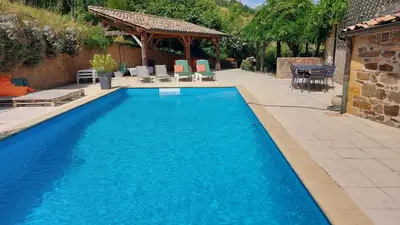 Piscine de l'établissement Chambre avec cuisine, vue et piscine privée au cœur du Beaujolais ou située à proximité