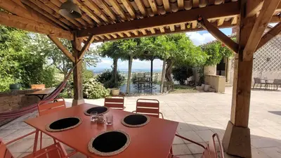 Terrasse ou espace extérieur de l'établissement Chambre avec cuisine, vue et piscine privée au cœur du Beaujolais