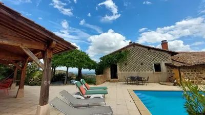 Piscine de l'établissement Chambre avec cuisine, vue et piscine privée au cœur du Beaujolais ou située à proximité
