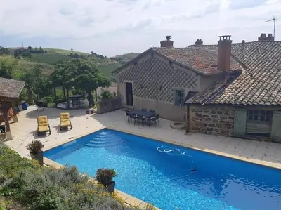 Piscine de l'établissement Chambre avec cuisine, vue et piscine privée au cœur du Beaujolais ou située à proximité