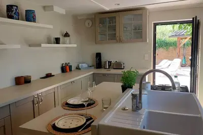 Cuisine ou kitchenette dans l'établissement Chambre avec cuisine, vue et piscine privée au cœur du Beaujolais