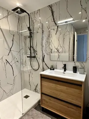Salle de bains dans l'établissement Appartement 3 chambres - Proche metro