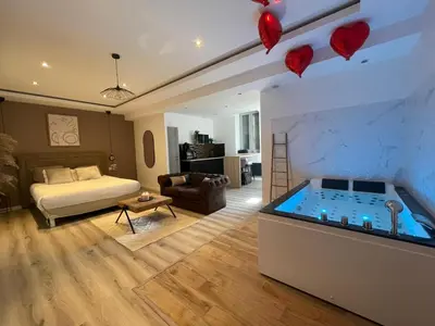 Un ou plusieurs lits dans un hébergement de l'établissement Eden Spa ST Etienne