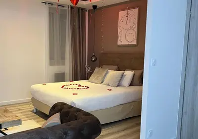 Un ou plusieurs lits dans un hébergement de l'établissement Eden Spa ST Etienne