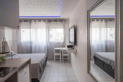 Un ou plusieurs lits dans un hébergement de l'établissement Bron centre appartement meublé avec jacuzzi