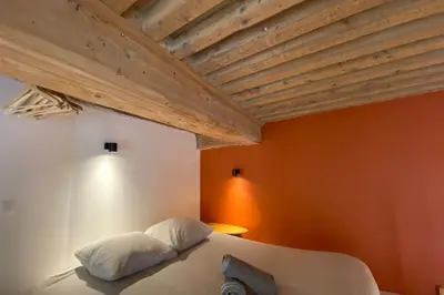 Un ou plusieurs lits dans un hébergement de l'établissement Charming Apartment with Exposed Beams Ainay District Lyon