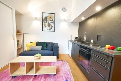 Cuisine ou kitchenette dans l'établissement Bel appartement rénové Cours Lafayette proche Halles Paul Bocuse