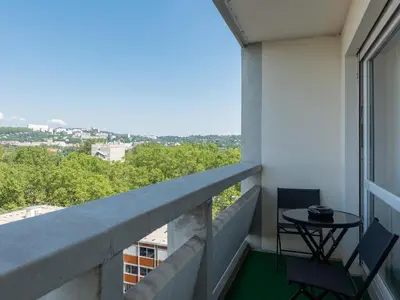 Balcon ou terrasse dans l'établissement LE CELESTE - HYPERCENTRE PARKING ET NETFLIX GRATUITS PROCHE TRAMWAY ET PARC DE LA TETE D'OR