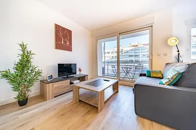 Télévision ou salle de divertissement dans l'établissement Le petit Massena-cosy 2 pers balcon- Part Dieu