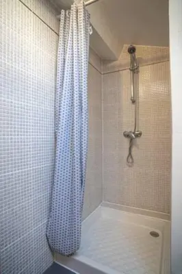 Salle de bains dans l'établissement Quiet & central duplex apartment Wifi near Rhône & Parc Blandan