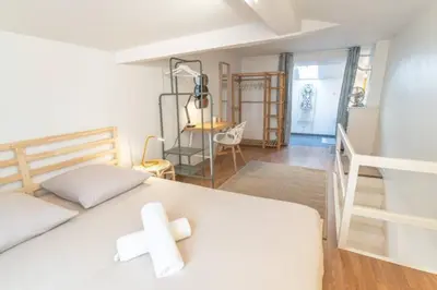 Un ou plusieurs lits dans un hébergement de l'établissement Quiet & central duplex apartment Wifi near Rhône & Parc Blandan