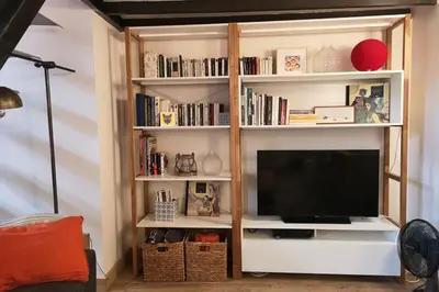 Bibliothèque dans l'appartement