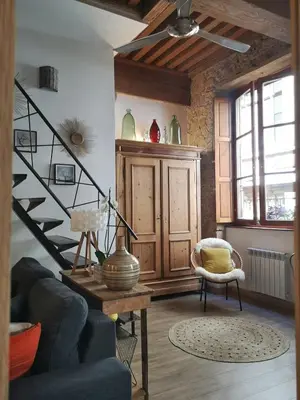 Coin salon dans l'établissement Authentic Loft with Mezzanine & Exposed Stones Heart of Lyon