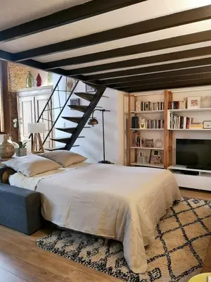 Bibliothèque dans l'appartement
