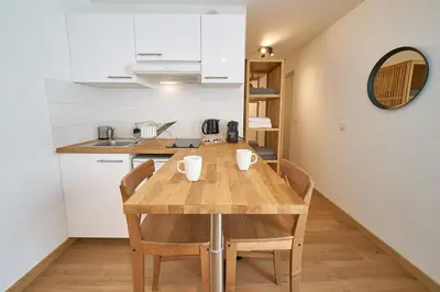 Cuisine ou kitchenette dans l'établissement Convenient and central studio Close to the metro and amenities