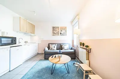 Cuisine ou kitchenette dans l'établissement Le petit Montel- studio avec garage-métro Valmy