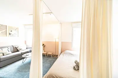 Coin salon dans l'établissement Le petit Montel- studio avec garage-métro Valmy