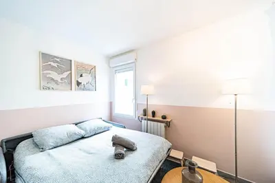 Un ou plusieurs lits dans un hébergement de l'établissement Le petit Montel- studio avec garage-métro Valmy