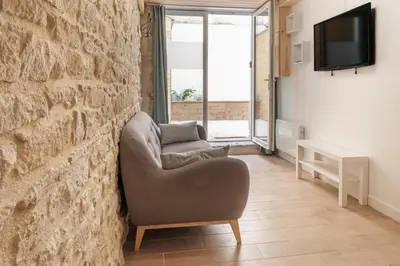 Télévision ou salle de divertissement dans l'établissement Duplex with exposed stone Heart of Lyon 3rd arrondissement near Part-Dieu