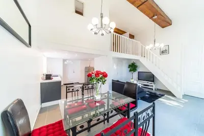 Cuisine ou kitchenette dans l'établissement The charming Fleury 2 bedrooms Oullins