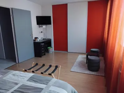 Télévision ou salle de divertissement dans l'établissement Chambre 20 m2 S de B et WC privés, Garage