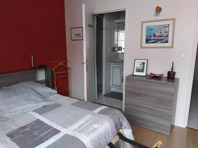 Un ou plusieurs lits dans un hébergement de l'établissement Chambre 20 m2 S de B et WC privés, Garage