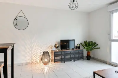 Télévision ou salle de divertissement dans l'établissement Chez Antoine cosy 2 people Part dieu