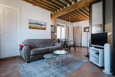 Télévision ou salle de divertissement dans l'établissement AllinLyon | Vue place Célestins