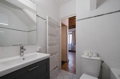 Salle de bains dans l'établissement AllinLyon | Vue place Célestins