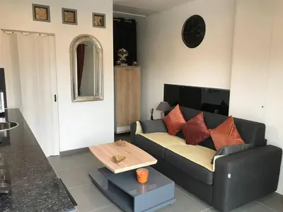 Coin salon dans l'établissement Studio Détente à 10mn de la Gare et Aéroport St Exupéry