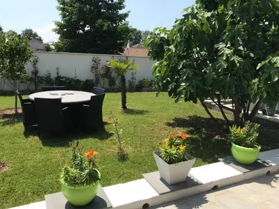 Jardin de l'établissement Studio Détente à 10mn de la Gare et Aéroport St Exupéry