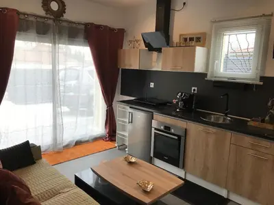 Cuisine ou kitchenette dans l'établissement Studio Détente à 10mn de la Gare et Aéroport St Exupéry